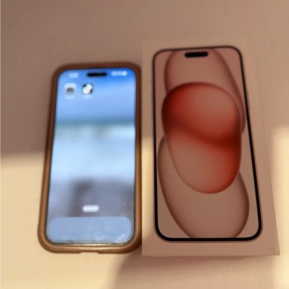 iPhone 15 Plus 128 GB Pink With TikTok App - Picture 3 of 3